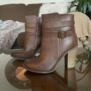🔸 George 🔸 brown heeled booties